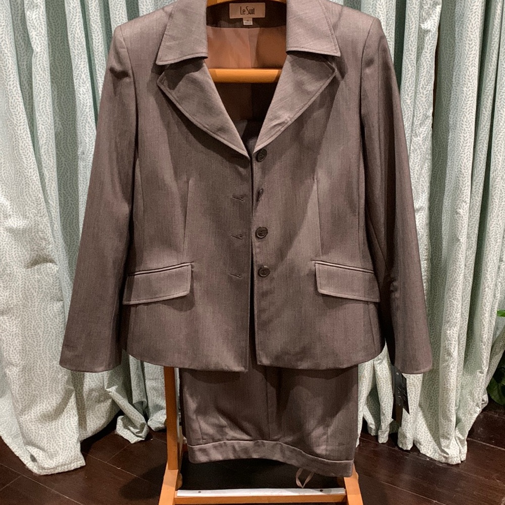 Le Suit….pants and jacket. NWT size 18.